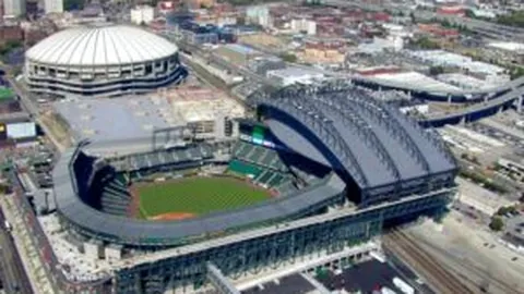 曼城勇夺三冠王荣耀！英超霸主地位提前奠定，重燃曼联辉煌时刻！